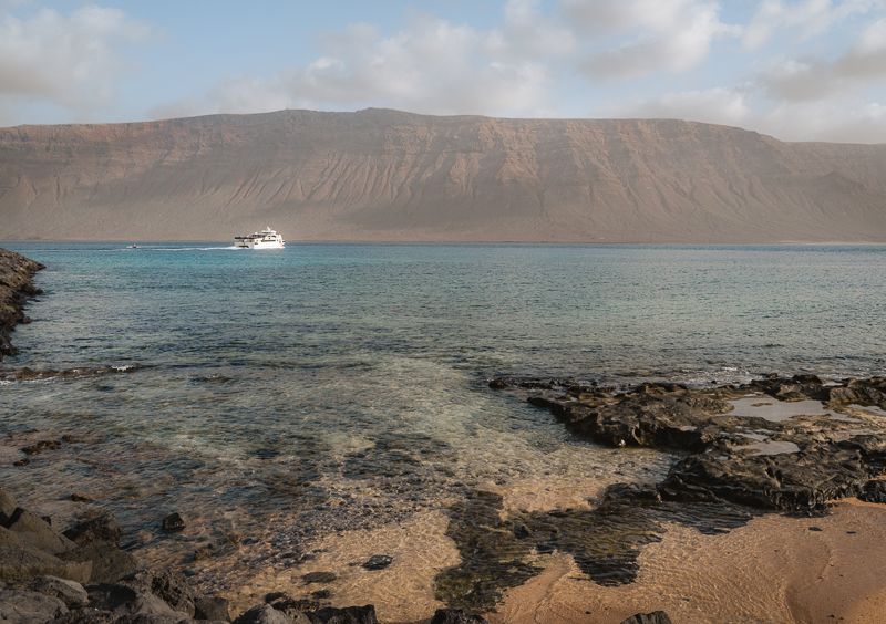 Widok z La Graciosy na klify na Lanzarote